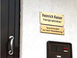 Das Bild zeigt den Eingang zur Praxis Kaiser